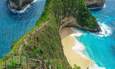 Aerial view of Kelingking Beach with turquoise waters and dramatic cliffs on Nusa Penida Island, Bali