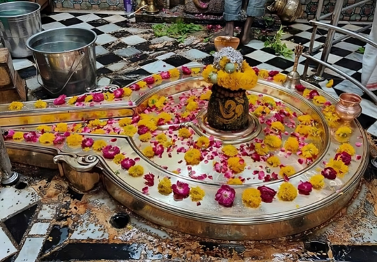 Shiva Lingam in the sanctum of Mamleshwar Temple