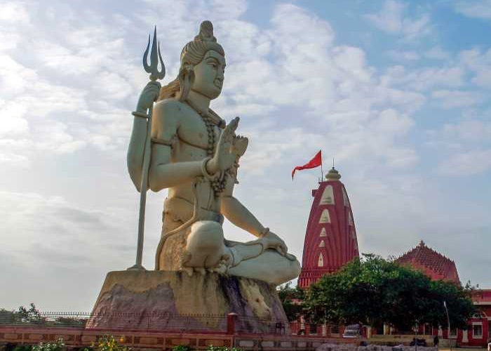 Nageshwar Jyotirlinga Temple with a towering statue of Lord Shiva near Dwarka