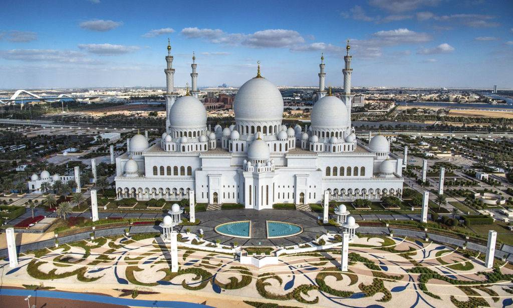 Aerial view of Sheikh Zayed Grand Mosque in Abu Dhabi with its white domes and courtyards